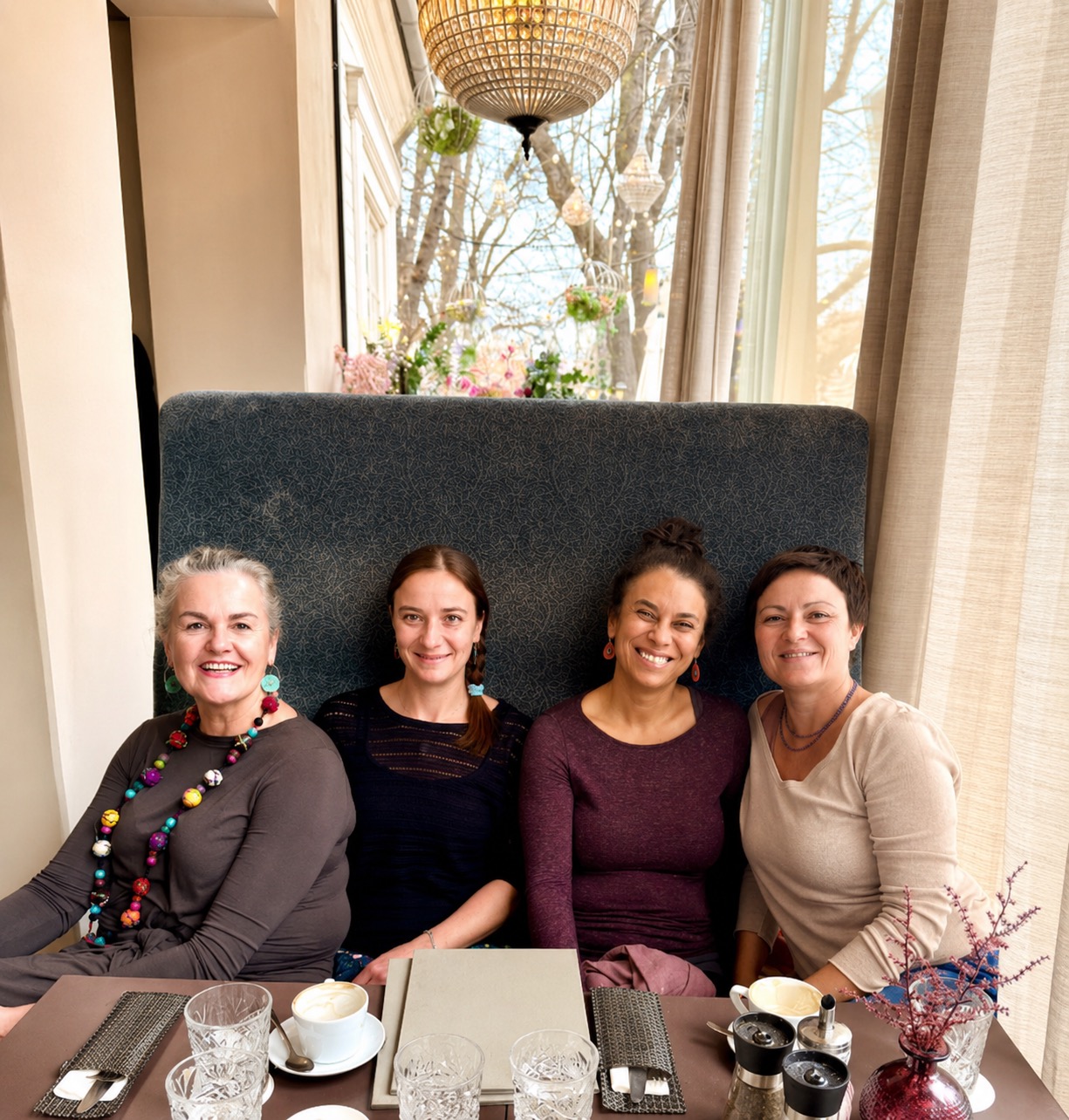 Vanessa, Elisabeth, Karin und Maya in einem Café