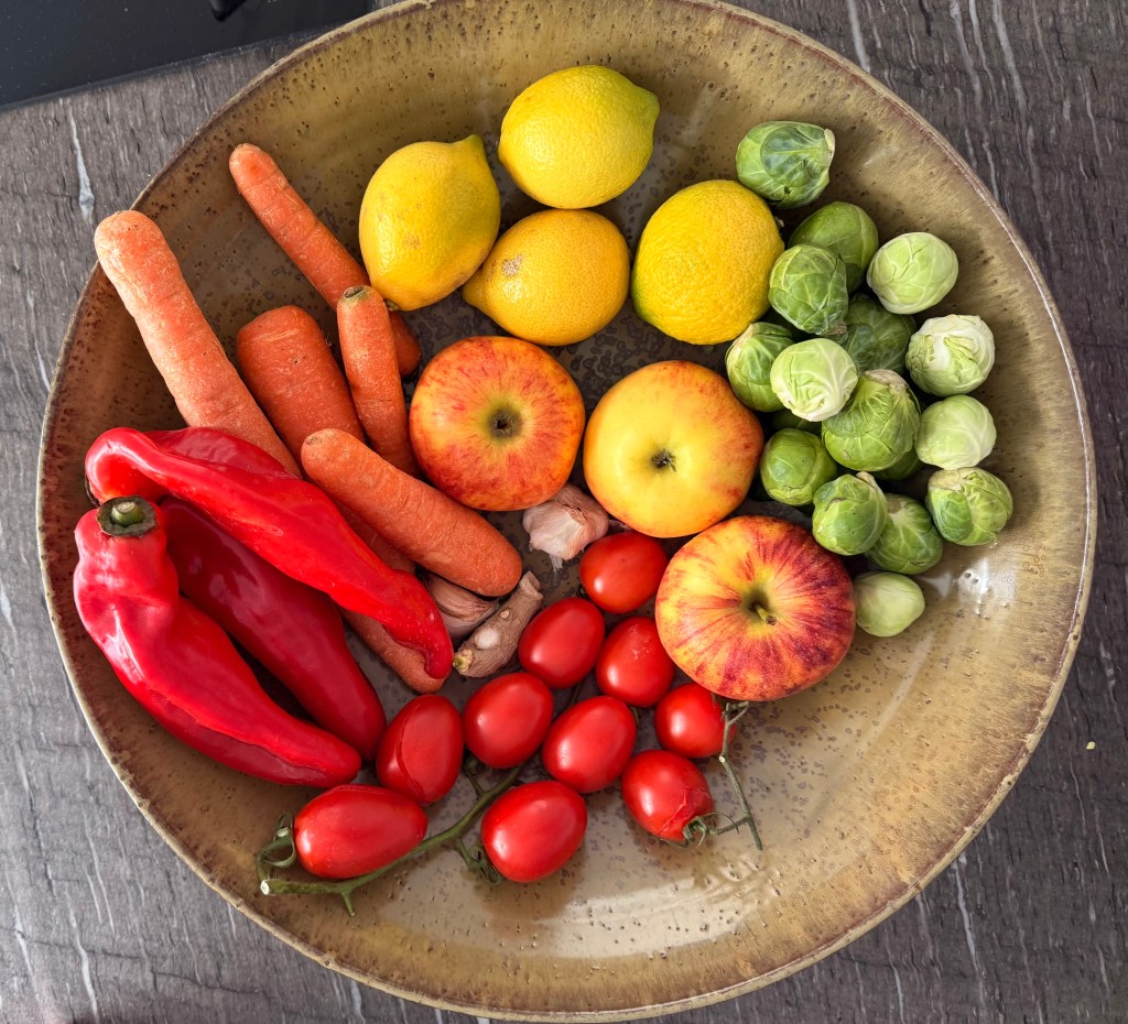 Schale mit frischen Obst und Gemüse in vielen Farben.